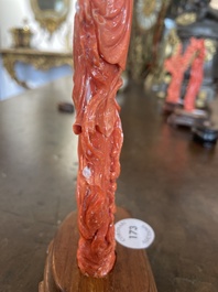 Figure d'une dame avec un oiseau en corail rouge sculpt&eacute;, Chine, 19&egrave;me/20&egrave;me