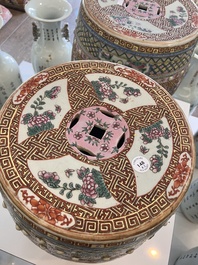 Paire de tabourets en porcelaine de Chine famille rose &agrave; d&eacute;cor de dragons et de ph&eacute;nix, 19&egrave;me si&egrave;cle