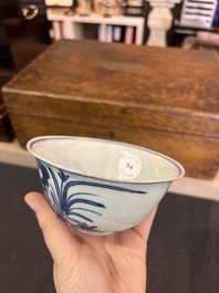 Bol en porcelaine de Chine bleu et blanc &agrave; d&eacute;cor d'oiseaux parmi des branches fleuries, marque et &eacute;poque de Jiajing