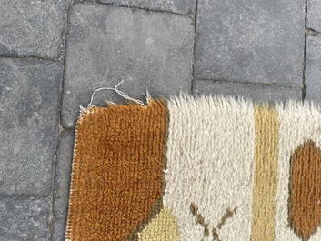 Tapis europ&eacute;en en laine &agrave; d&eacute;cor g&eacute;om&eacute;trique de style Art D&eacute;co, seconde moiti&eacute; du 20&egrave;me si&egrave;cle