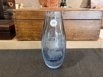 Vase en verre bleu clair &agrave; d&eacute;cor grav&eacute;, Chine, 20&egrave;me si&egrave;cle