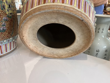 Paire de tabourets en porcelaine de Chine famille rose &agrave; d&eacute;cor de dragons et de ph&eacute;nix, 19&egrave;me si&egrave;cle