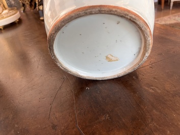 Paire de vases en porcelaine de Chine famille rose &agrave; d&eacute;cor de dame et des enfants dans un jardin de palais jouant avec un chat, 19&egrave;me/20&egrave;me s.