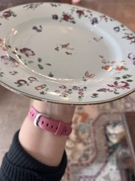 Huit assiettes en porcelaine de Chine famille rose &agrave; d&eacute;cor floral, 18&egrave;me si&egrave;cle