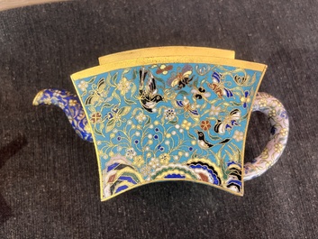 Paire de th&eacute;i&egrave;res en &eacute;maux cloisonn&eacute;s &agrave; d&eacute;cor de papillons et de pies, Chine, 19&egrave;me si&egrave;cle