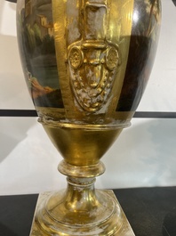 Paire de beaux vases Empire en porcelaine de Paris dor&eacute;e et polychrome &agrave; d&eacute;cor de paysages anim&eacute;s, France, premi&egrave;re moiti&eacute; du 19&egrave;me si&egrave;cle