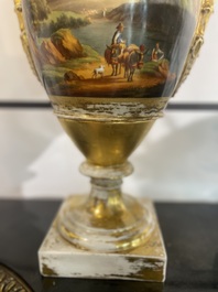 Paire de beaux vases Empire en porcelaine de Paris dor&eacute;e et polychrome &agrave; d&eacute;cor de paysages anim&eacute;s, France, premi&egrave;re moiti&eacute; du 19&egrave;me si&egrave;cle