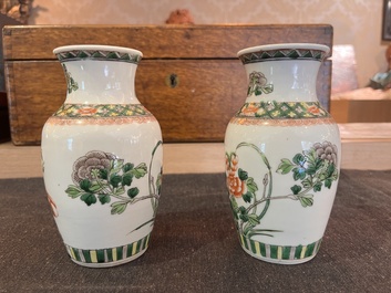 Cinq vases en porcelaine de Chine en bleu et blanc, famille rose et famille verte, 19&egrave;me/20&egrave;me si&egrave;cle