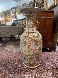 Paire de vases en porcelaine de Chine famille rose de Canton &agrave; d&eacute;cor floral, de sc&egrave;nes de palais et d'antiquit&eacute;s, 19&egrave;me si&egrave;cle