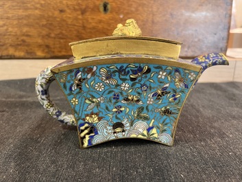 Paire de th&eacute;i&egrave;res en &eacute;maux cloisonn&eacute;s &agrave; d&eacute;cor de papillons et de pies, Chine, 19&egrave;me si&egrave;cle
