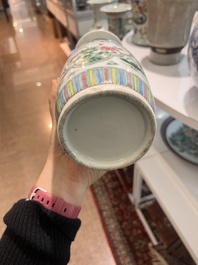 Deux pots couverts et un vase en porcelaine de Chine famille rose &agrave; d&eacute;cor floral et d'antiquit&eacute;s, 19&egrave;me/20&egrave;me si&egrave;cle