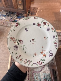 Huit assiettes en porcelaine de Chine famille rose &agrave; d&eacute;cor floral, 18&egrave;me si&egrave;cle