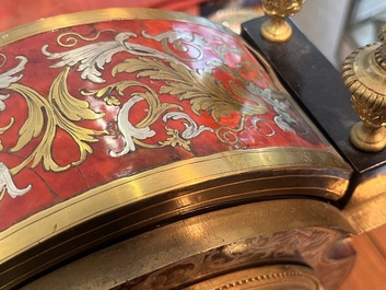 Pendule 't&ecirc;te de poup&eacute;e' Louis XIV en marqueterie Boulle d'&eacute;caille, laiton et &eacute;tain aux montures en bronze dor&eacute;, France, fin du 17&egrave;me si&egrave;cle