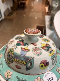 Deux pots couverts et un vase en porcelaine de Chine famille rose &agrave; d&eacute;cor floral et d'antiquit&eacute;s, 19&egrave;me/20&egrave;me si&egrave;cle