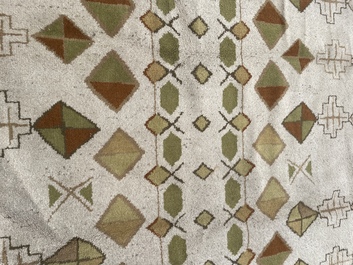 Tapis europ&eacute;en en laine &agrave; d&eacute;cor g&eacute;om&eacute;trique de style Art D&eacute;co, seconde moiti&eacute; du 20&egrave;me si&egrave;cle