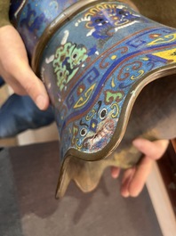 Gong en &eacute;maux cloisonn&eacute;s dans son support en bois sculpt&eacute;, Chine, 19&egrave;me/20&egrave;me si&egrave;cle
