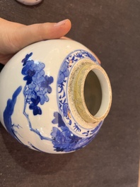 Cinq vases en porcelaine de Chine en bleu et blanc, famille rose et famille verte, 19&egrave;me/20&egrave;me si&egrave;cle