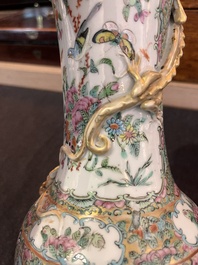 Trois paires de vases en porcelaine de Chine famille rose de Canton &agrave; d&eacute;cor floral et de sc&egrave;nes de palais, 19&egrave;me si&egrave;cle