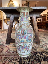 Paire de vases en porcelaine de Chine famille rose de Canton &agrave; d&eacute;cor floral et de sc&egrave;nes de palais, 19&egrave;me si&egrave;cle