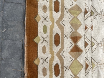 Tapis europ&eacute;en en laine &agrave; d&eacute;cor g&eacute;om&eacute;trique de style Art D&eacute;co, seconde moiti&eacute; du 20&egrave;me si&egrave;cle