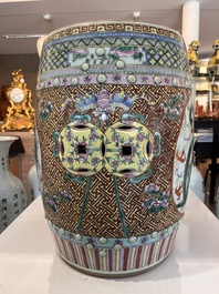 Paire de tabourets en porcelaine de Chine famille rose &agrave; d&eacute;cor de dragons et de ph&eacute;nix, 19&egrave;me si&egrave;cle