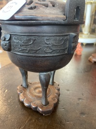 Br&ucirc;le-parfum tripod en bronze au couvercle en bois sculpt&eacute; &agrave; prise en turquoise, Chine, 19&egrave;me si&egrave;cle