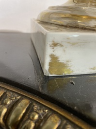 Paire de beaux vases Empire en porcelaine de Paris dor&eacute;e et polychrome &agrave; d&eacute;cor de paysages anim&eacute;s, France, premi&egrave;re moiti&eacute; du 19&egrave;me si&egrave;cle