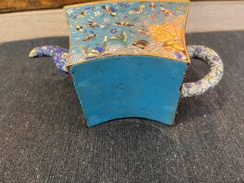 Paire de th&eacute;i&egrave;res en &eacute;maux cloisonn&eacute;s &agrave; d&eacute;cor de papillons et de pies, Chine, 19&egrave;me si&egrave;cle