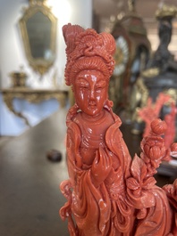 Figure d'une dame avec un oiseau en corail rouge sculpt&eacute;, Chine, 19&egrave;me/20&egrave;me