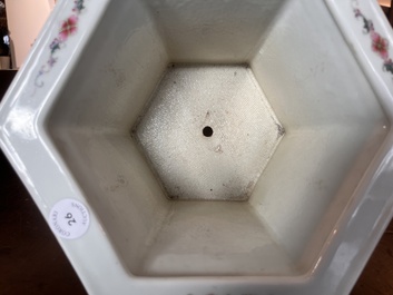 Jardini&egrave;re hexagonale en porcelaine de Chine famille rose &agrave; d&eacute;cor floral et de dames dans un jardin, 20&egrave;me si&egrave;cle