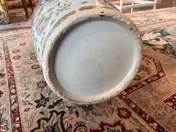 Paire de vases en porcelaine de Chine famille rose de Canton &agrave; d&eacute;cor floral et de sc&egrave;nes de palais, 19&egrave;me si&egrave;cle