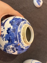 Cinq vases en porcelaine de Chine en bleu et blanc, famille rose et famille verte, 19&egrave;me/20&egrave;me si&egrave;cle
