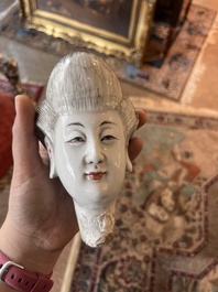 Importante figure d'une femme &agrave; l'enfant en porcelaine de Chine famille verte, 19&egrave;me si&egrave;cle