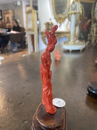 Deux figures de Shou Lao et Lan Cai He en corail rouge sculpt&eacute;, Chine, 19&egrave;me/20&egrave;me si&egrave;cle