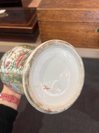 Trois paires de vases en porcelaine de Chine famille rose de Canton &agrave; d&eacute;cor floral et de sc&egrave;nes de palais, 19&egrave;me si&egrave;cle