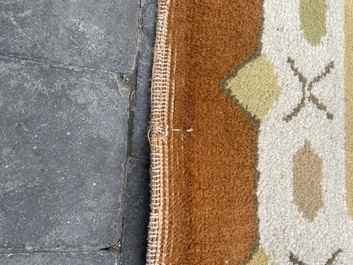 Tapis europ&eacute;en en laine &agrave; d&eacute;cor g&eacute;om&eacute;trique de style Art D&eacute;co, seconde moiti&eacute; du 20&egrave;me si&egrave;cle