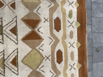 Tapis europ&eacute;en en laine &agrave; d&eacute;cor g&eacute;om&eacute;trique de style Art D&eacute;co, seconde moiti&eacute; du 20&egrave;me si&egrave;cle