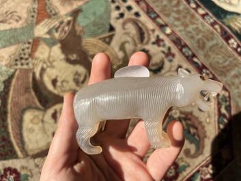 Une t&ecirc;te de bouddha sculpt&eacute;e en jad&eacute;&iuml;te, un tigre en pierre dure et un seau, Chine, 19&egrave;me/20&egrave;me si&egrave;cle