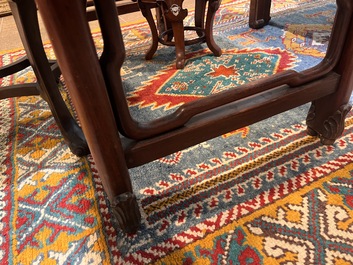 Table d'autel en bois sculpt&eacute; au plateau en bois de racine, Chine, 20&egrave;me si&egrave;cle