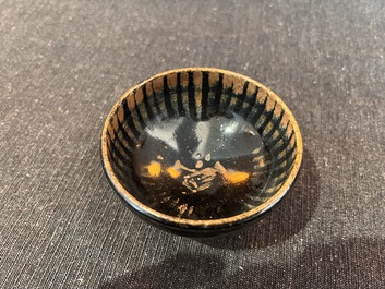 Paire de supports de bols en porcelaine &eacute;maill&eacute;e en brun et noire de style Song, Chine, probablement 20&egrave;me si&egrave;cle