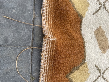 Tapis europ&eacute;en en laine &agrave; d&eacute;cor g&eacute;om&eacute;trique de style Art D&eacute;co, seconde moiti&eacute; du 20&egrave;me si&egrave;cle