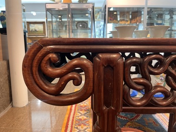 Table d'autel en bois sculpt&eacute; au plateau en bois de racine, Chine, 20&egrave;me si&egrave;cle