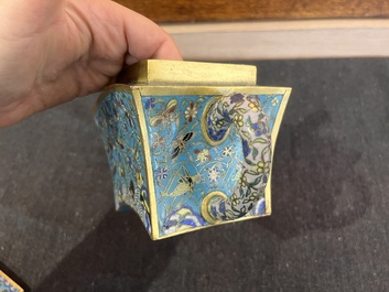 Paire de th&eacute;i&egrave;res en &eacute;maux cloisonn&eacute;s &agrave; d&eacute;cor de papillons et de pies, Chine, 19&egrave;me si&egrave;cle