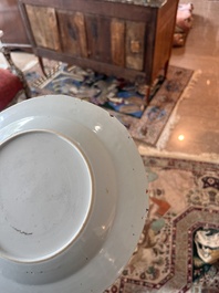 Huit assiettes en porcelaine de Chine famille rose &agrave; d&eacute;cor floral, 18&egrave;me si&egrave;cle