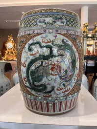 Paire de tabourets en porcelaine de Chine famille rose &agrave; d&eacute;cor de dragons et de ph&eacute;nix, 19&egrave;me si&egrave;cle
