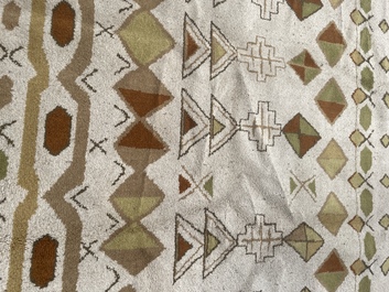 Tapis europ&eacute;en en laine &agrave; d&eacute;cor g&eacute;om&eacute;trique de style Art D&eacute;co, seconde moiti&eacute; du 20&egrave;me si&egrave;cle