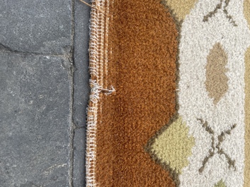 Tapis europ&eacute;en en laine &agrave; d&eacute;cor g&eacute;om&eacute;trique de style Art D&eacute;co, seconde moiti&eacute; du 20&egrave;me si&egrave;cle