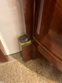 Jean Joseph Chapuis (1765-1864): Buffet Empire de forme demi-lune en placage d'acajou flamm&eacute; aux montures en bronze et dessus en marbre