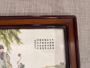 Plaque en porcelaine de Chine famille rose &agrave; d&eacute;cor d'immortel et son serviteur, R&eacute;publique, 20&egrave;me si&egrave;cle