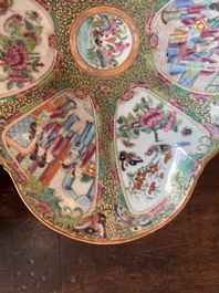 Bol lob&eacute; en porcelaine de Chine famille rose de Canton &agrave; d&eacute;cor de sc&egrave;nes de palais, de faune et de flore, 19&egrave;me si&egrave;cle